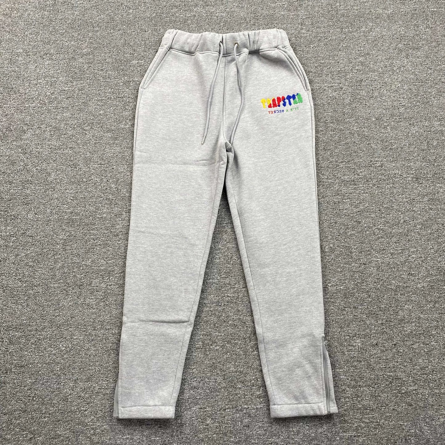 trapstar-chenille-decoded-tracksuit-grey-candy-7-Drip Store Argentina