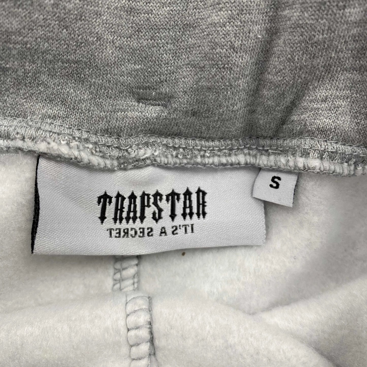 trapstar-chenille-decoded-tracksuit-grey-candy-9-Drip Store Argentina