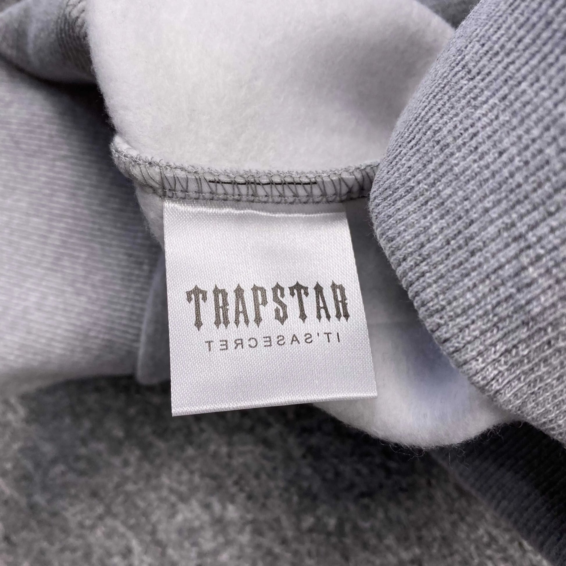 trapstar-chenille-decoded-tracksuit-grey-green-10-Drip Store Argentina