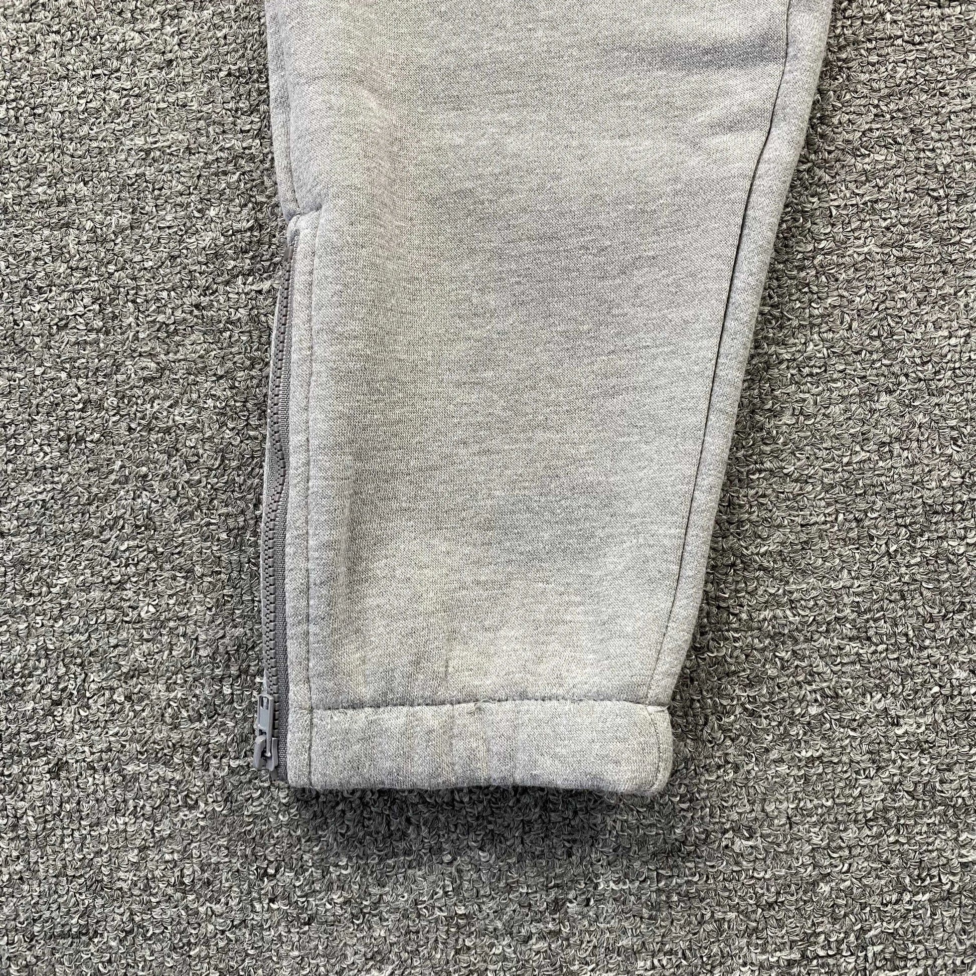 trapstar-chenille-decoded-tracksuit-grey-green-12-Drip Store Argentina