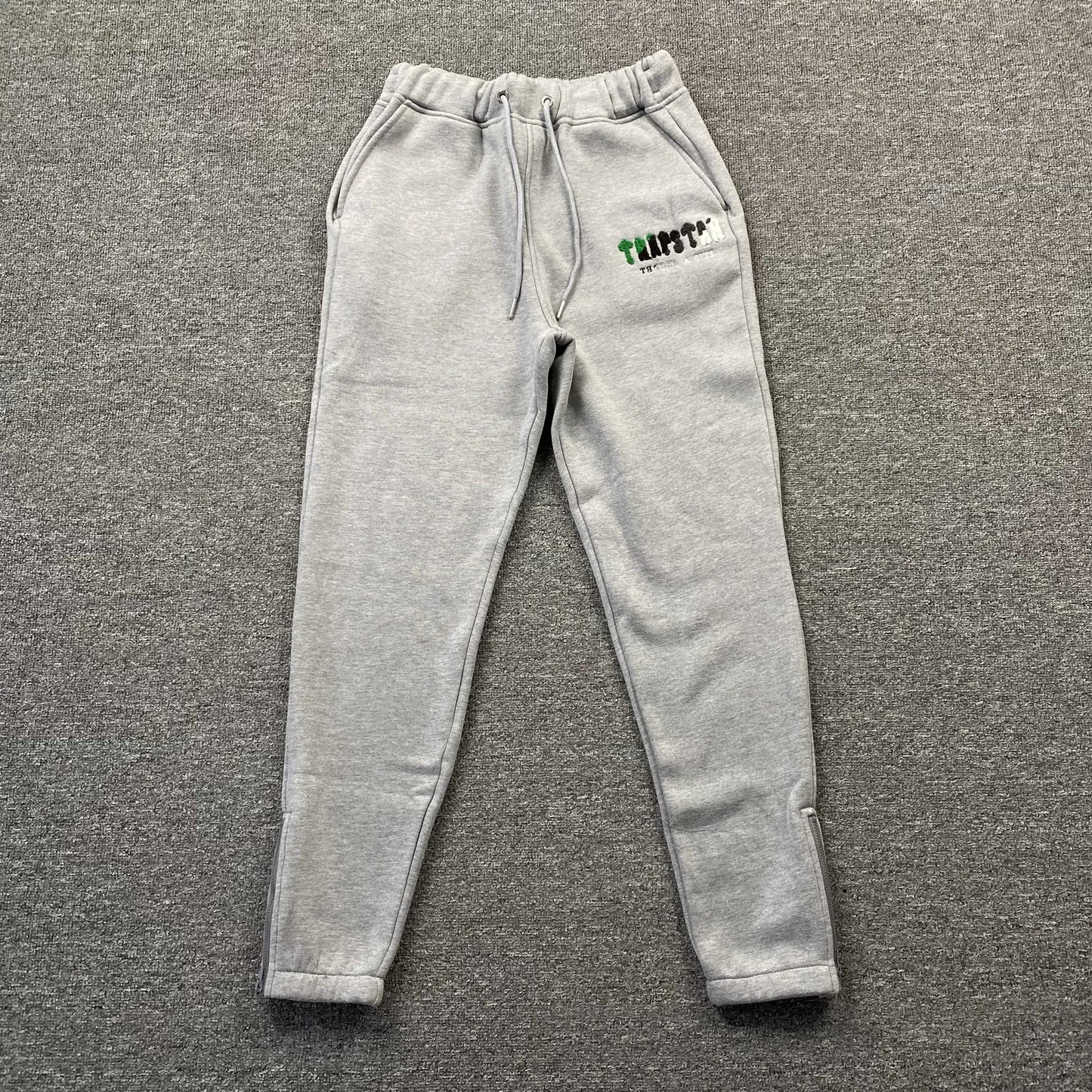 trapstar-chenille-decoded-tracksuit-grey-green-4-Drip Store Argentina