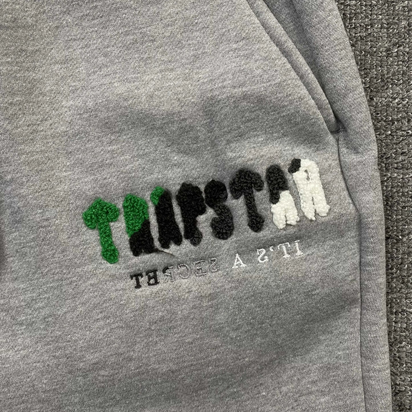 trapstar-chenille-decoded-tracksuit-grey-green-5-Drip Store Argentina