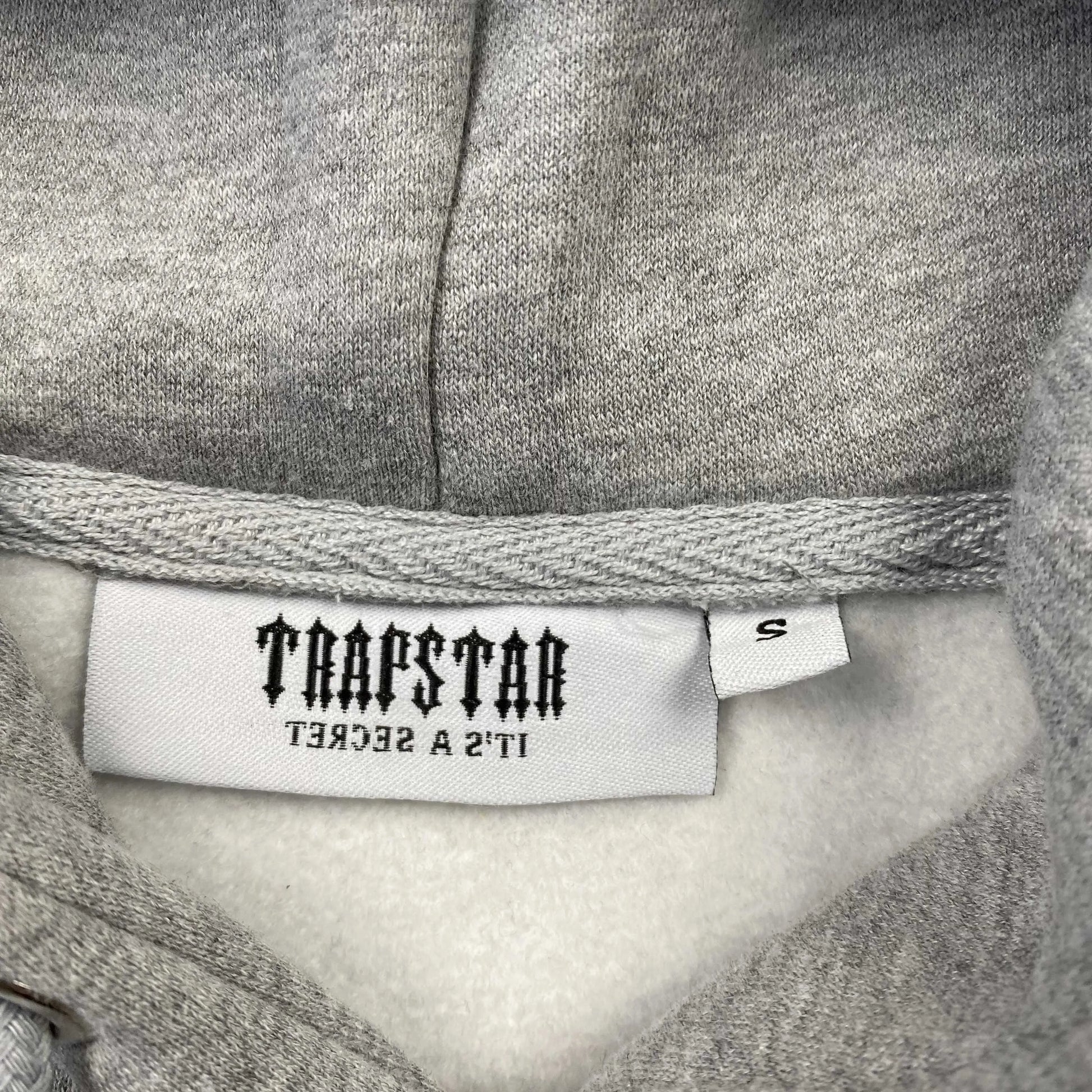 trapstar-chenille-decoded-tracksuit-grey-green-7-Drip Store Argentina