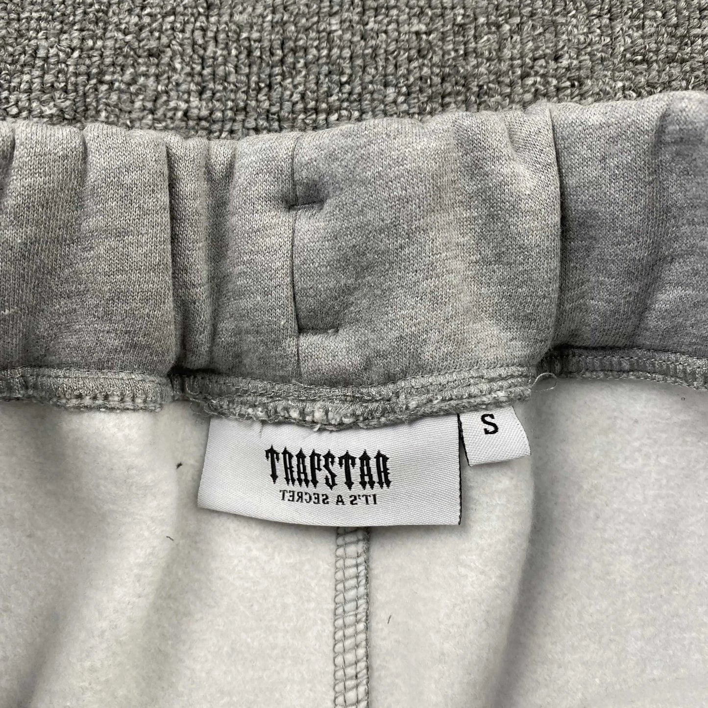 trapstar-chenille-decoded-tracksuit-grey-green-9-Drip Store Argentina