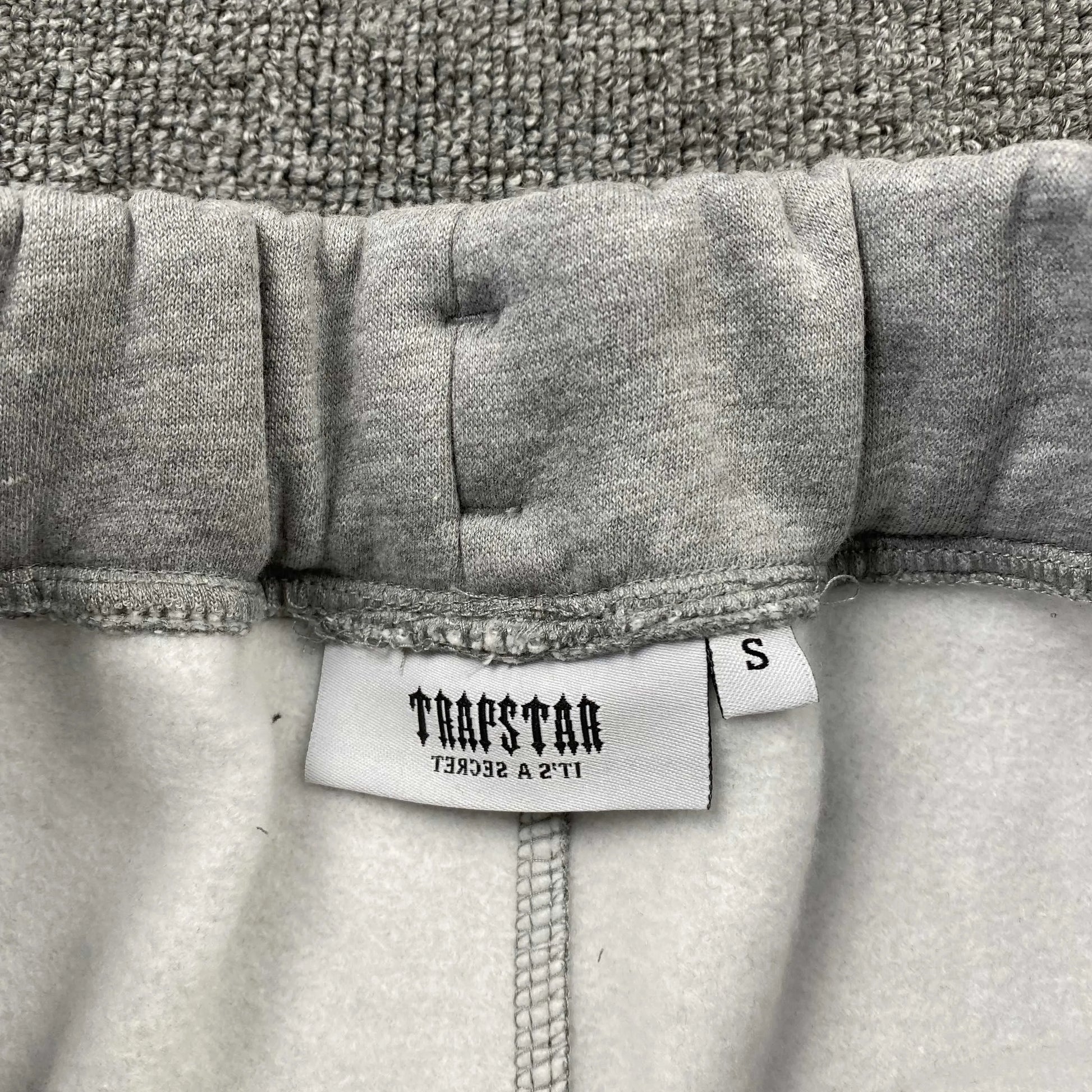 trapstar-chenille-decoded-tracksuit-grey-green-9-Drip Store Argentina