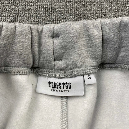 trapstar-chenille-decoded-tracksuit-grey-green-9-Drip Store Argentina