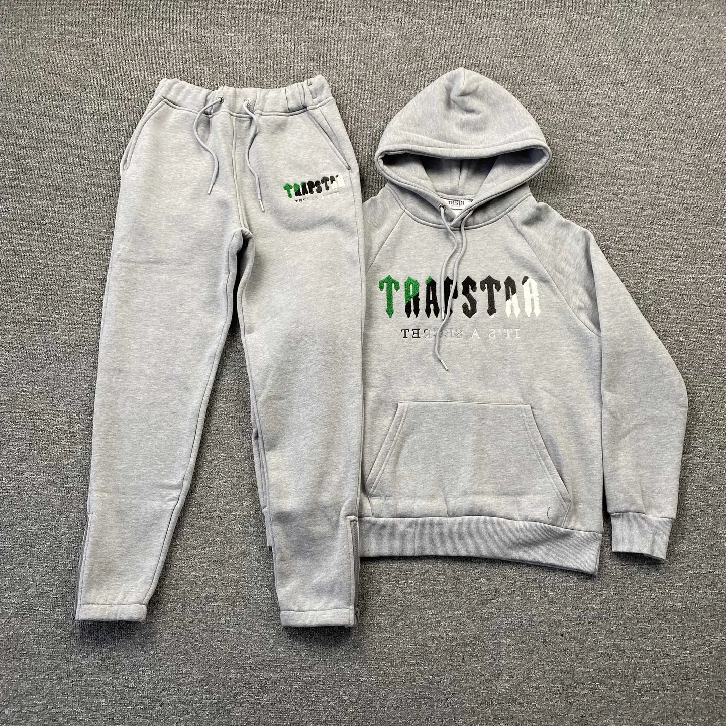 trapstar-chenille-decoded-tracksuit-grey-green-Drip Store Argentina