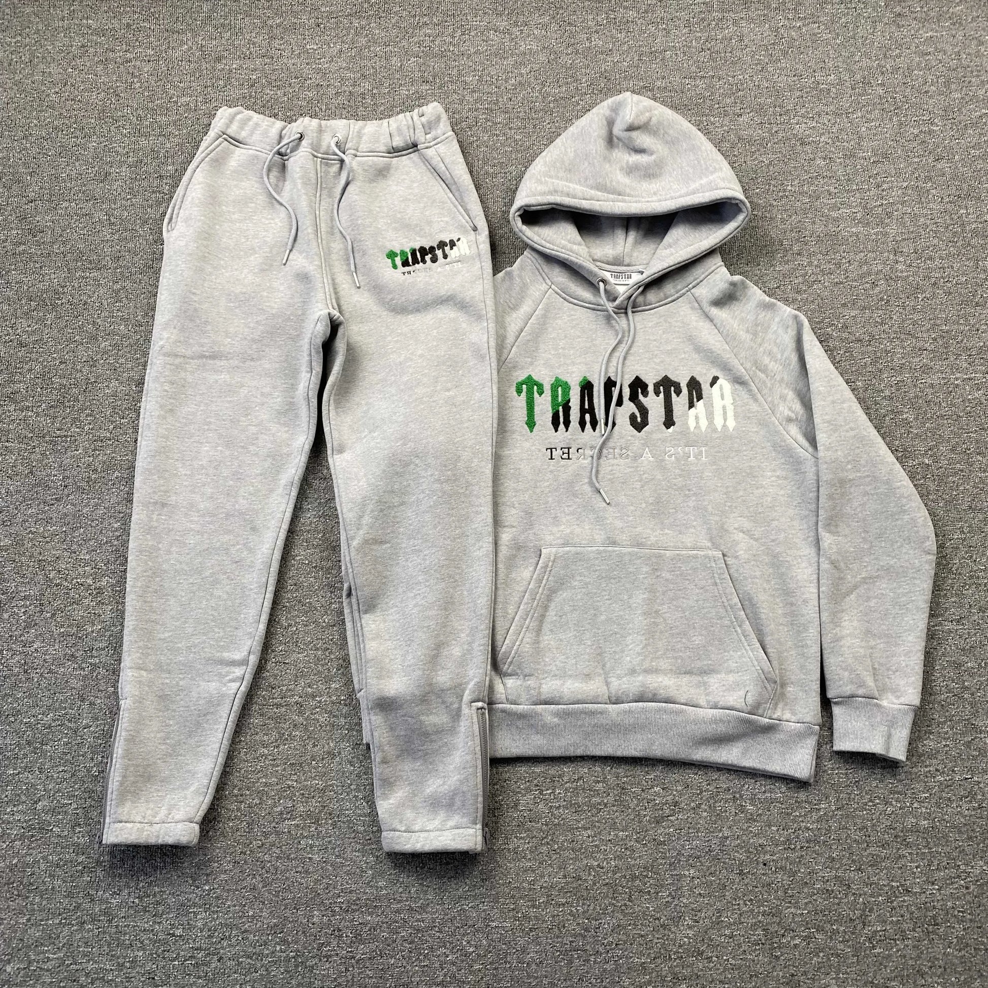 trapstar-chenille-decoded-tracksuit-grey-green-Drip Store Argentina