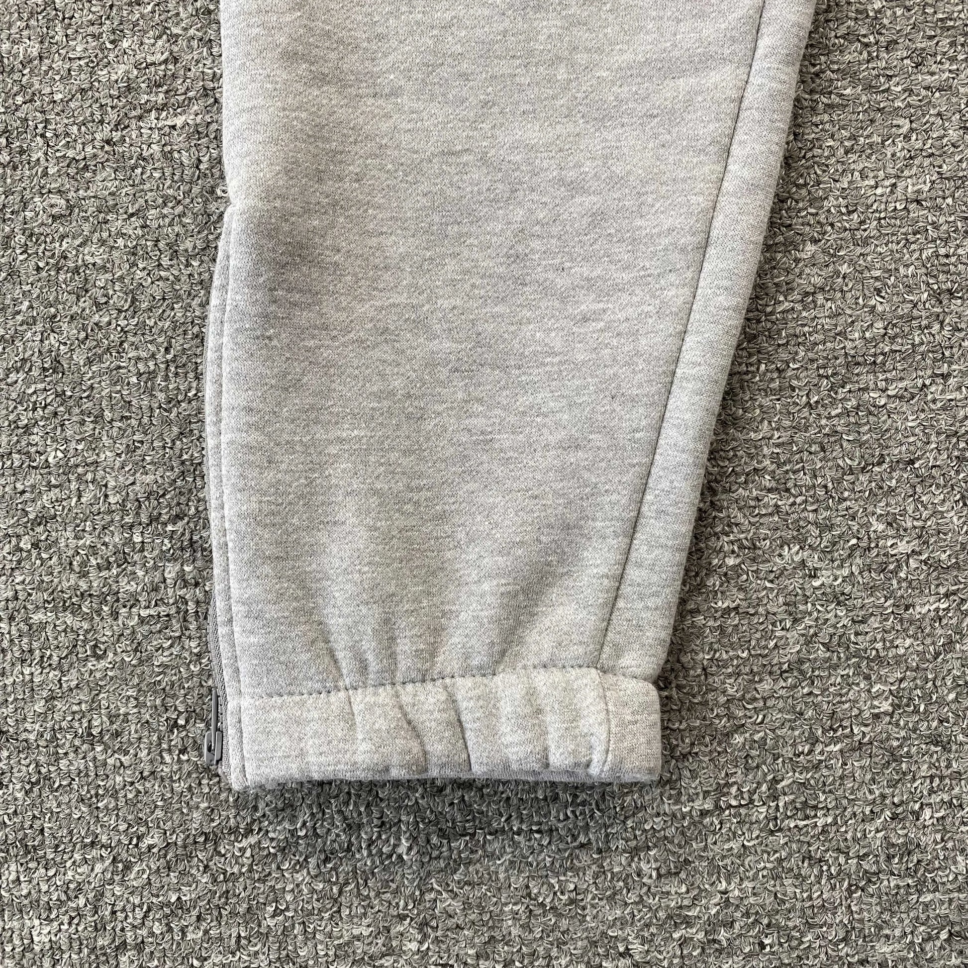 trapstar-chenille-decoded-tracksuit-grey-ice-flavours-11-Drip Store Argentina