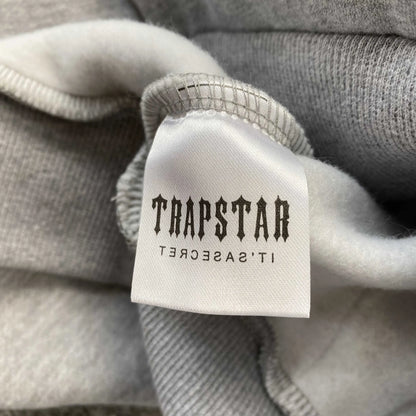 trapstar-chenille-decoded-tracksuit-grey-ice-flavours-12-Drip Store Argentina