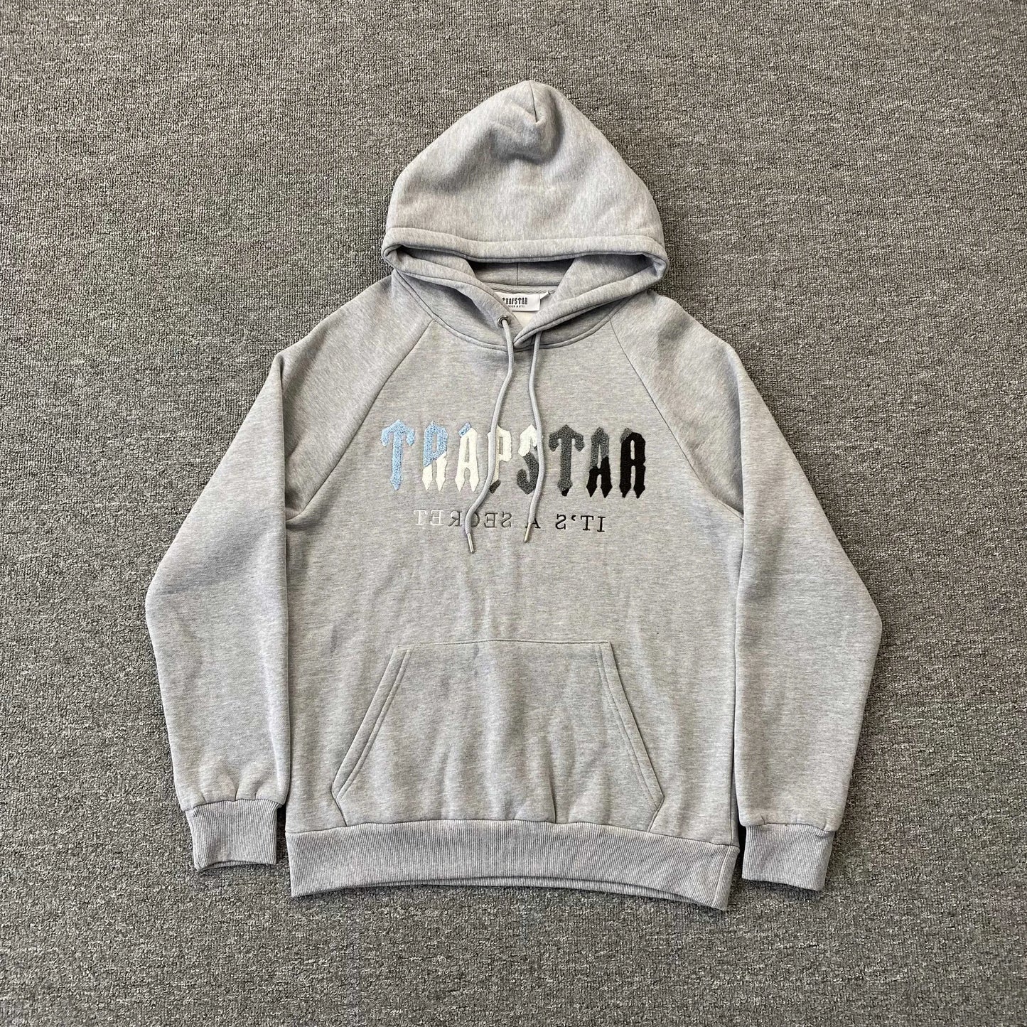 trapstar-chenille-decoded-tracksuit-grey-ice-flavours-3-Drip Store Argentina