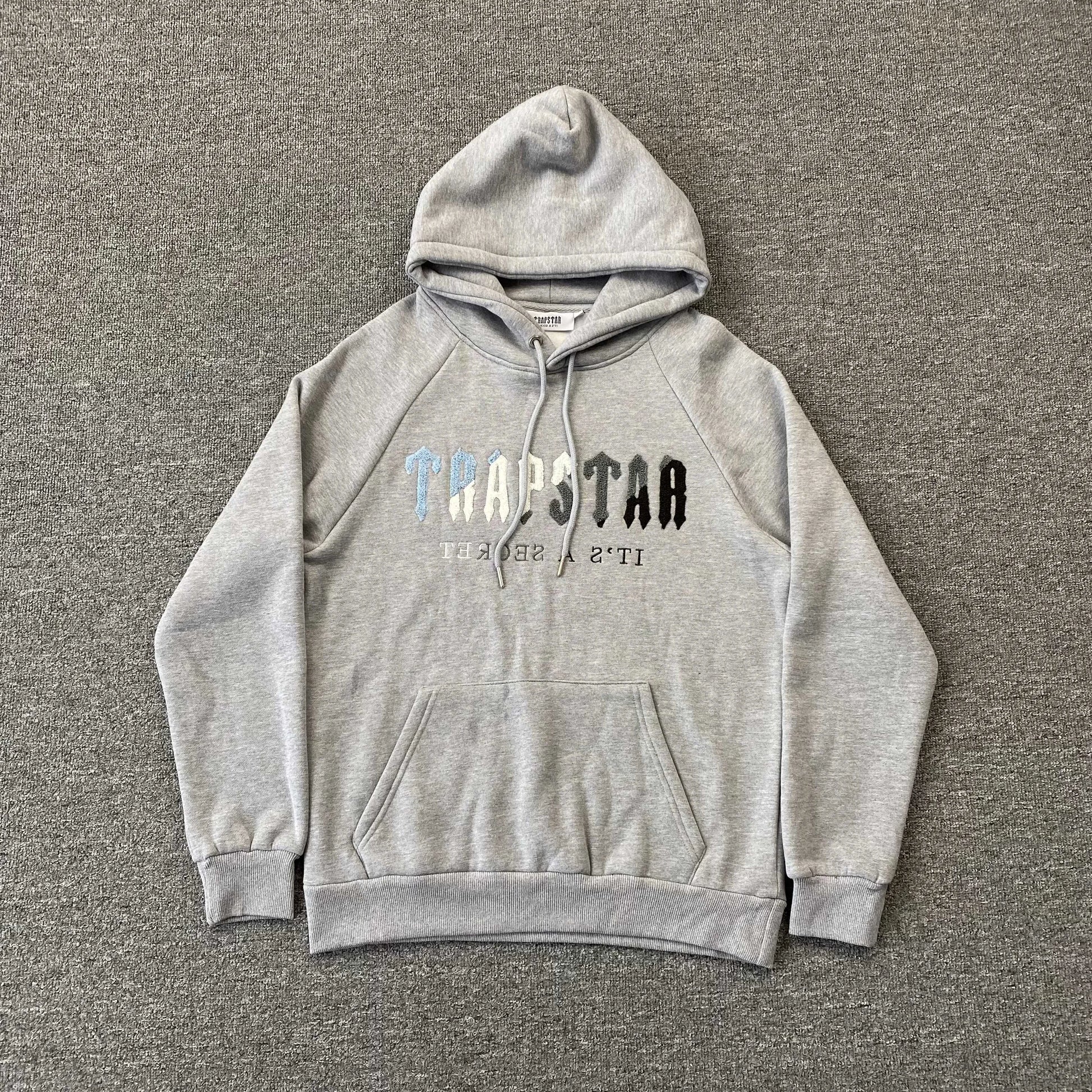 trapstar-chenille-decoded-tracksuit-grey-ice-flavours-3-Drip Store Argentina
