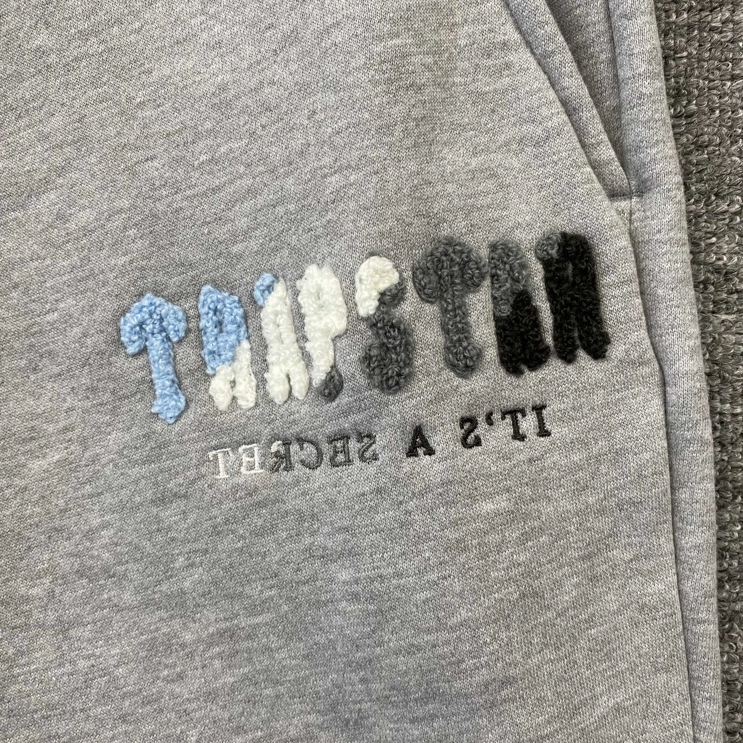 trapstar-chenille-decoded-tracksuit-grey-ice-flavours-5-Drip Store Argentina