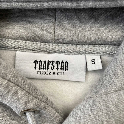 trapstar-chenille-decoded-tracksuit-grey-ice-flavours-7-Drip Store Argentina