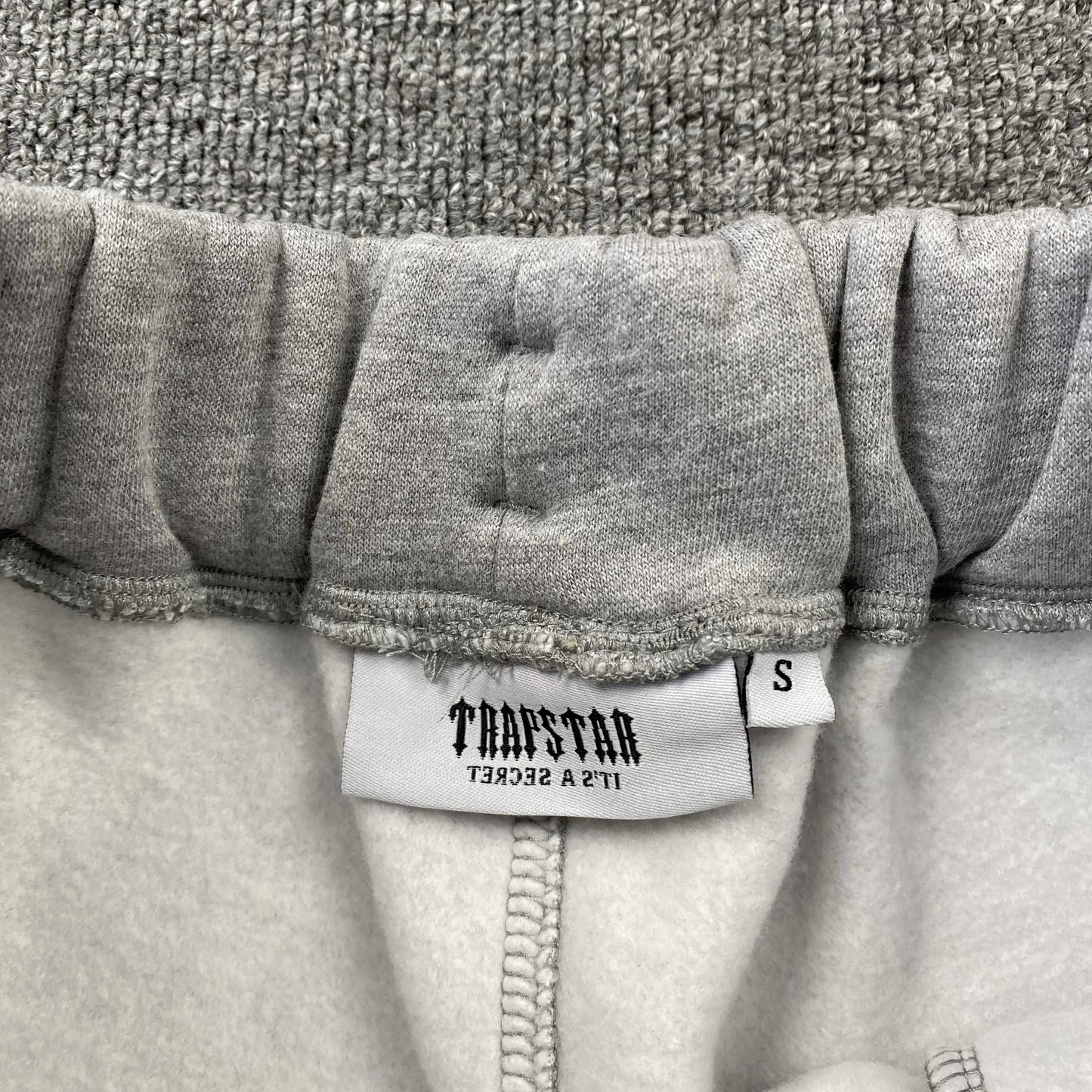 trapstar-chenille-decoded-tracksuit-grey-ice-flavours-9-Drip Store Argentina