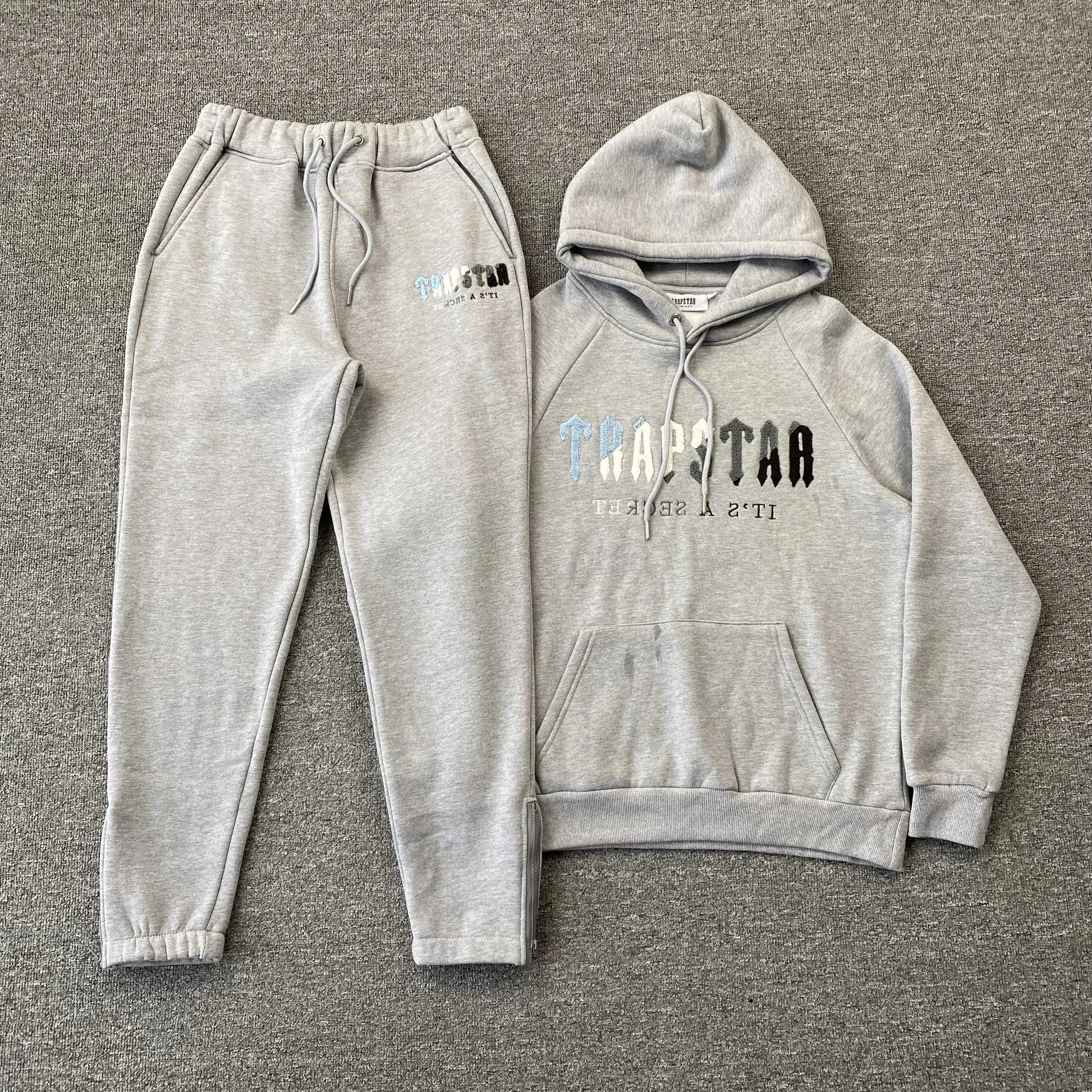 trapstar-chenille-decoded-tracksuit-grey-ice-flavours-Drip Store Argentina
