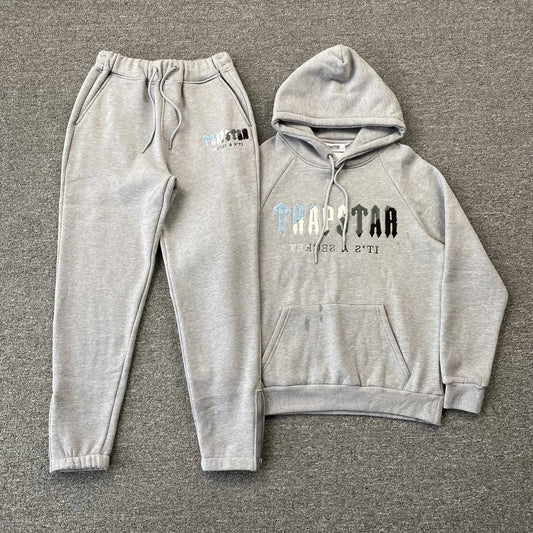 trapstar-chenille-decoded-tracksuit-grey-ice-flavours-Drip Store Argentina