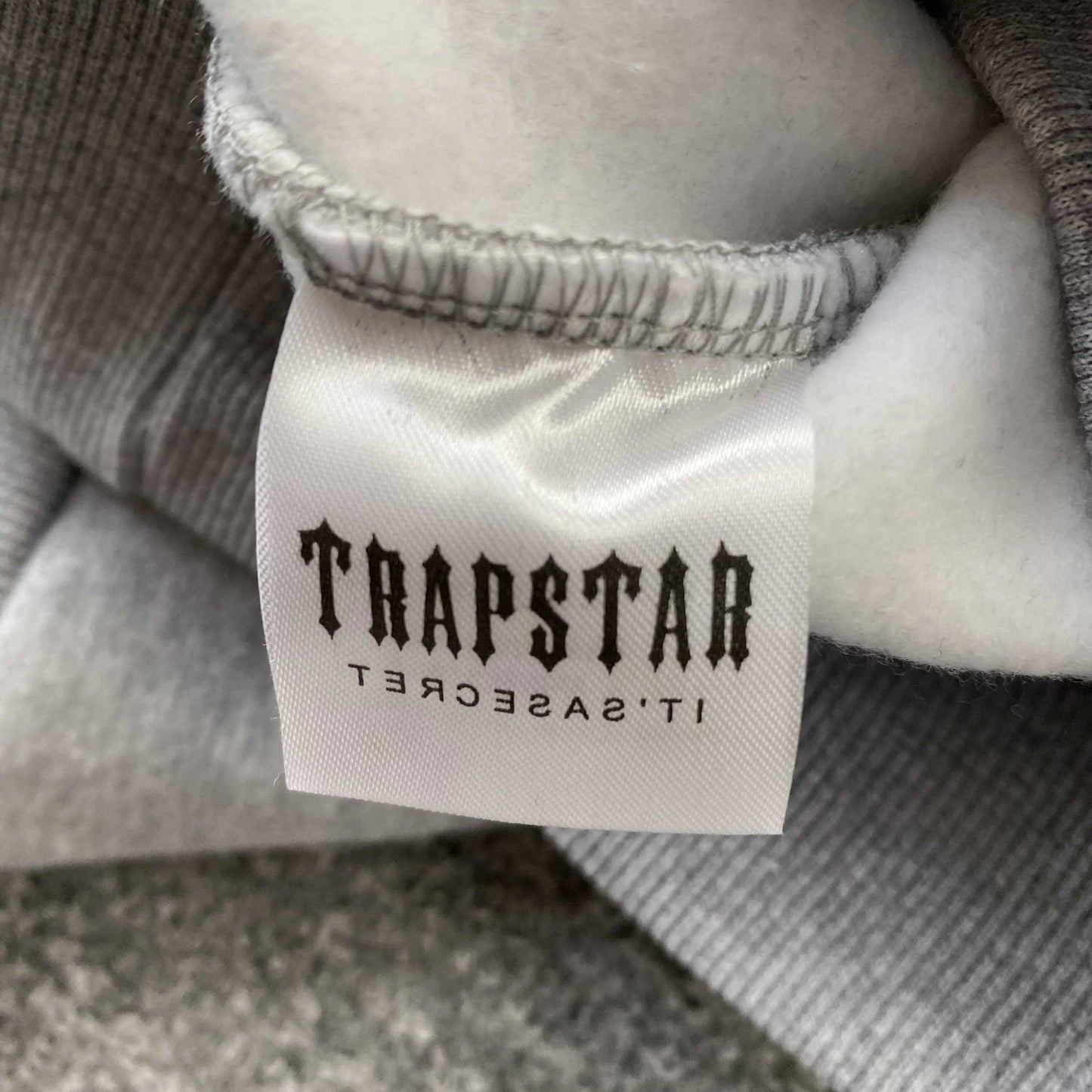 trapstar-chenille-decoded-tracksuit-grey-orange-11-Drip Store Argentina