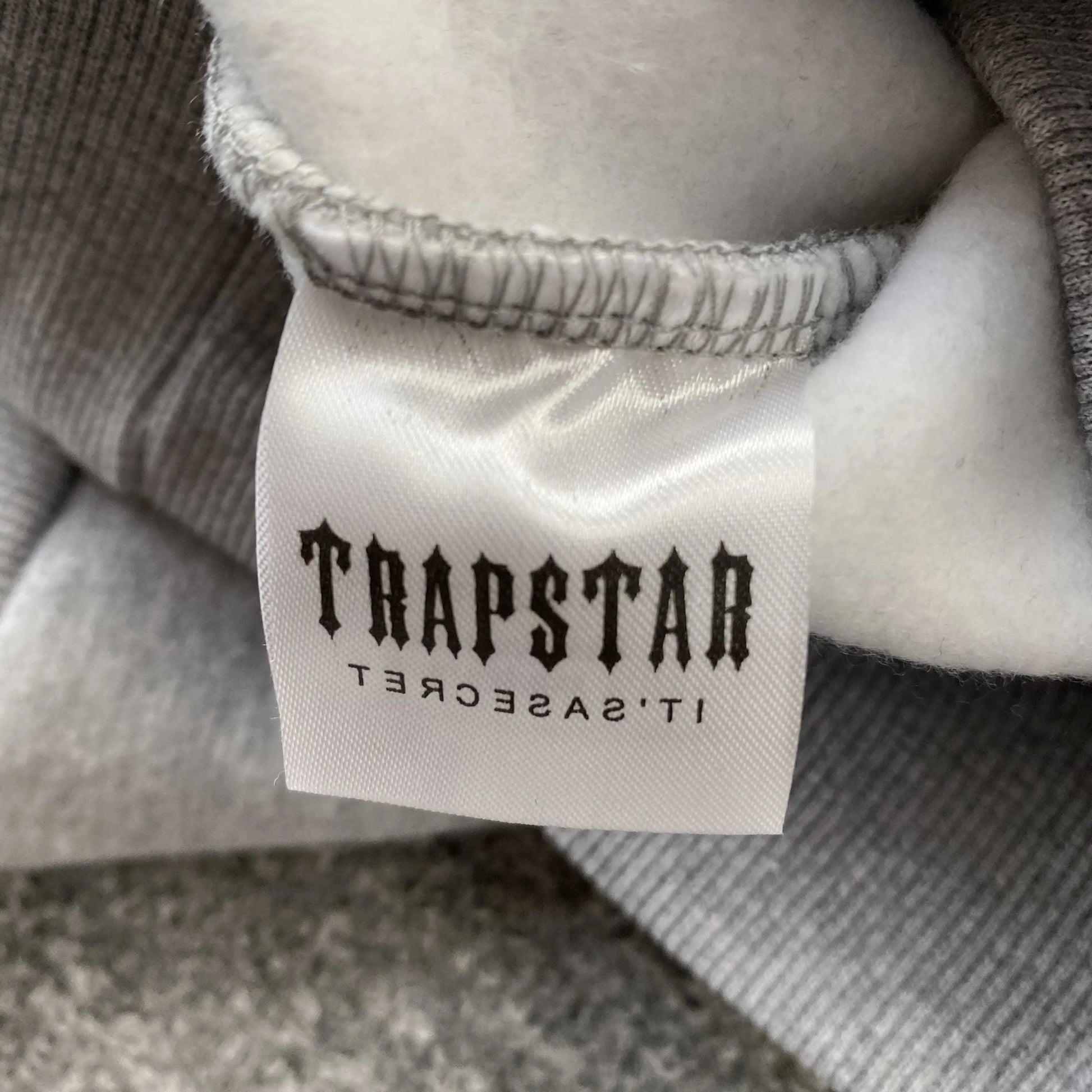 trapstar-chenille-decoded-tracksuit-grey-orange-11-Drip Store Argentina