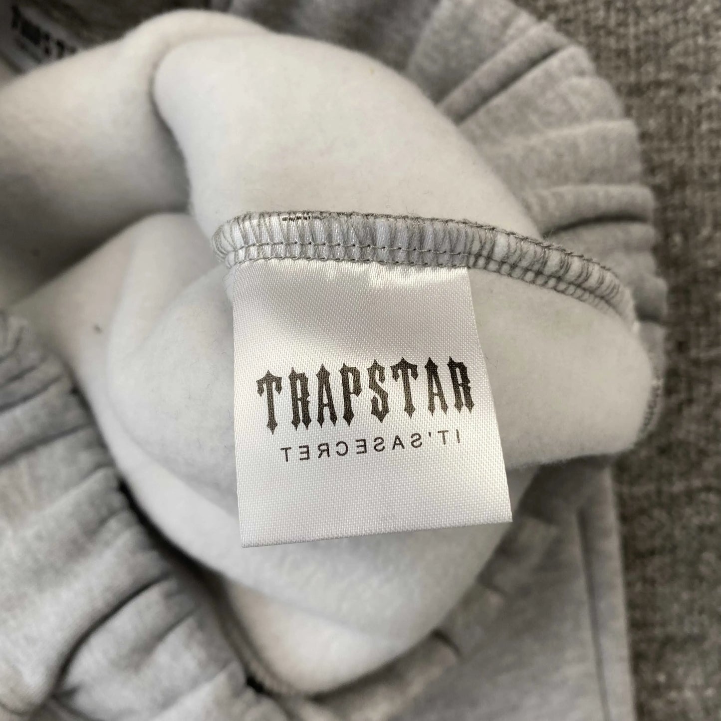 trapstar-chenille-decoded-tracksuit-grey-orange-12-Drip Store Argentina