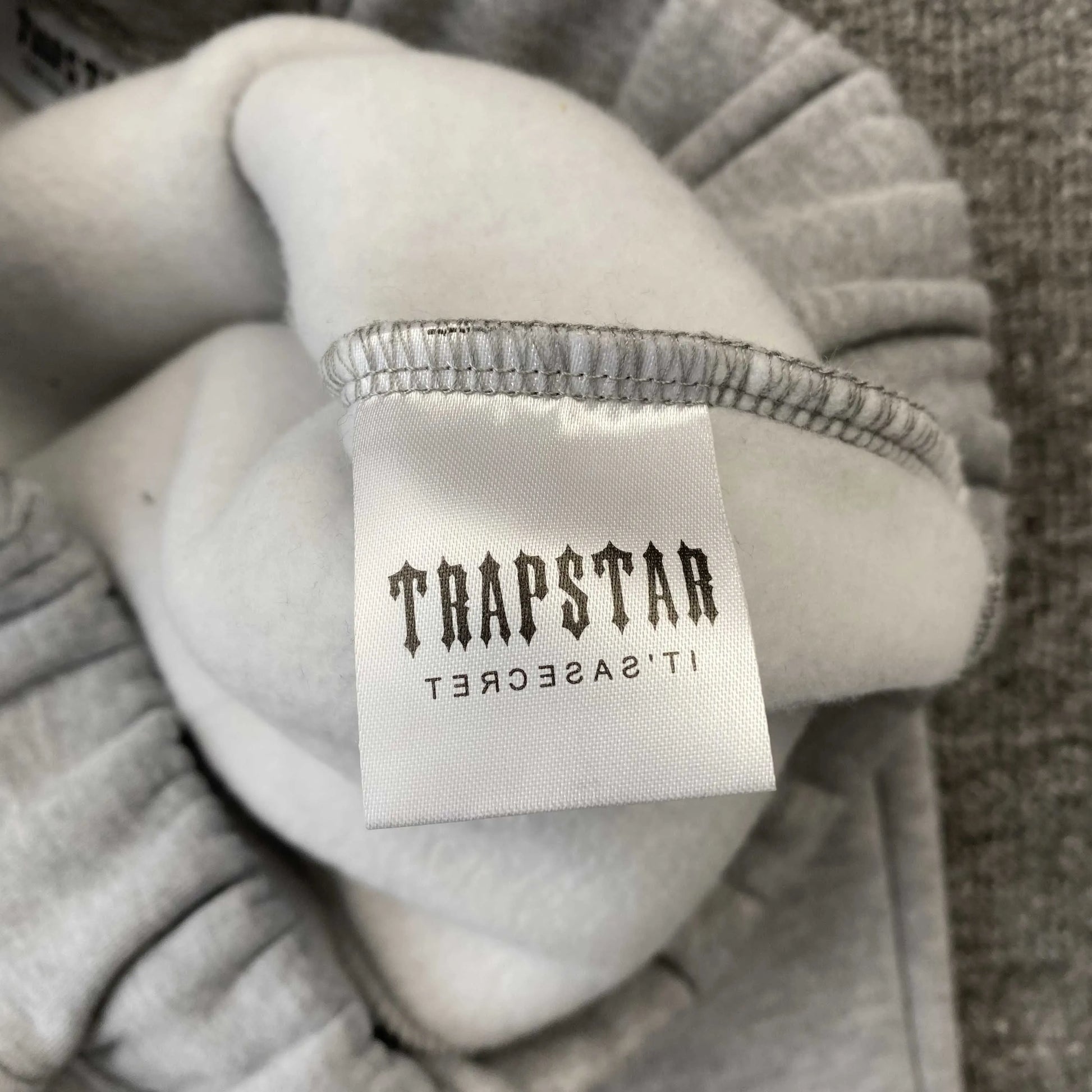 trapstar-chenille-decoded-tracksuit-grey-orange-12-Drip Store Argentina