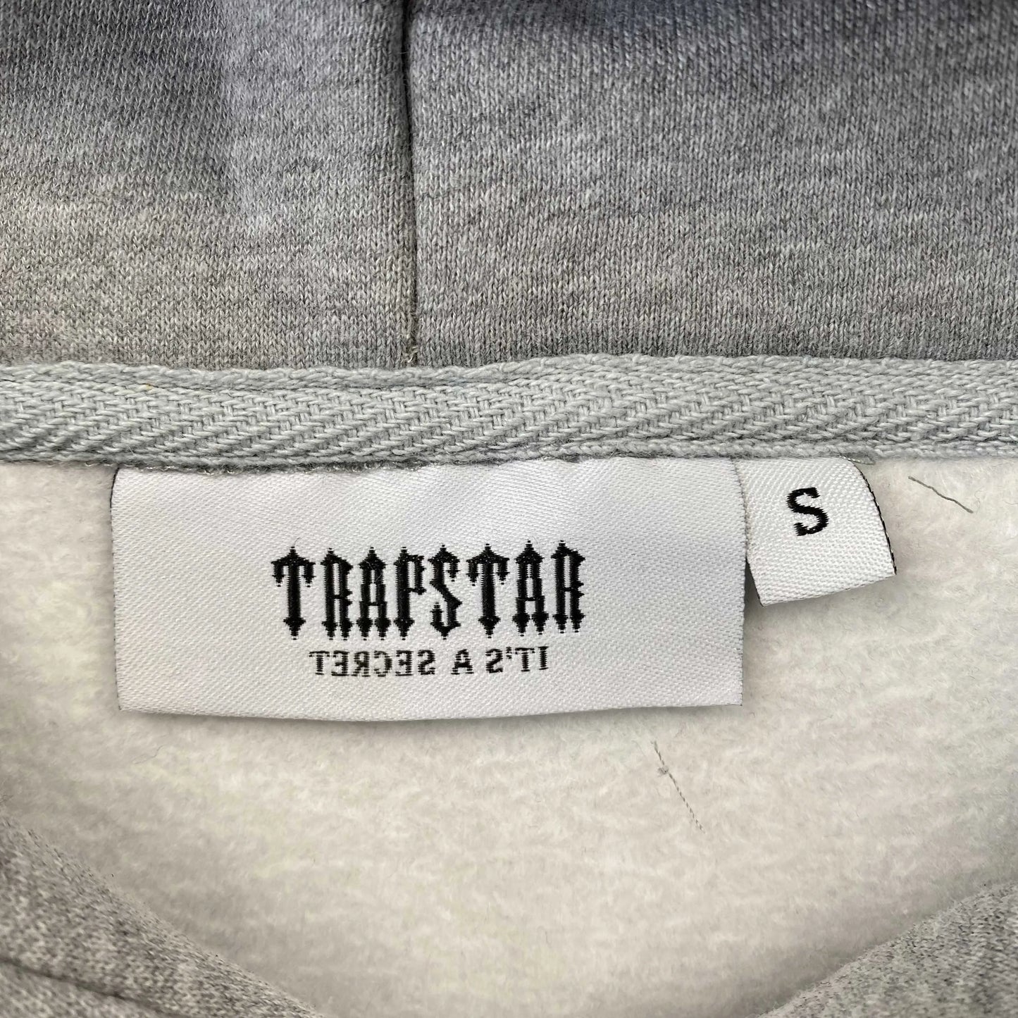 trapstar-chenille-decoded-tracksuit-grey-orange-7-Drip Store Argentina