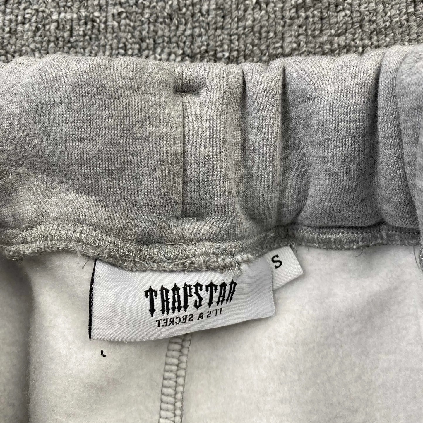 trapstar-chenille-decoded-tracksuit-grey-red-10-Drip Store Argentina