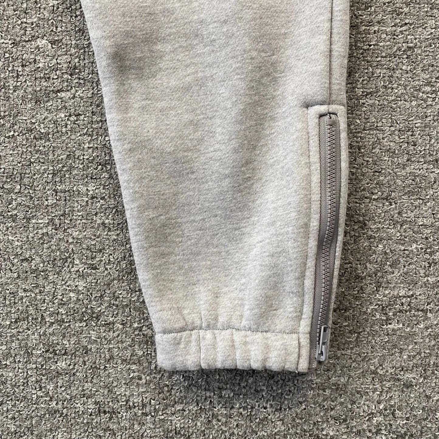 trapstar-chenille-decoded-tracksuit-grey-red-12-Drip Store Argentina