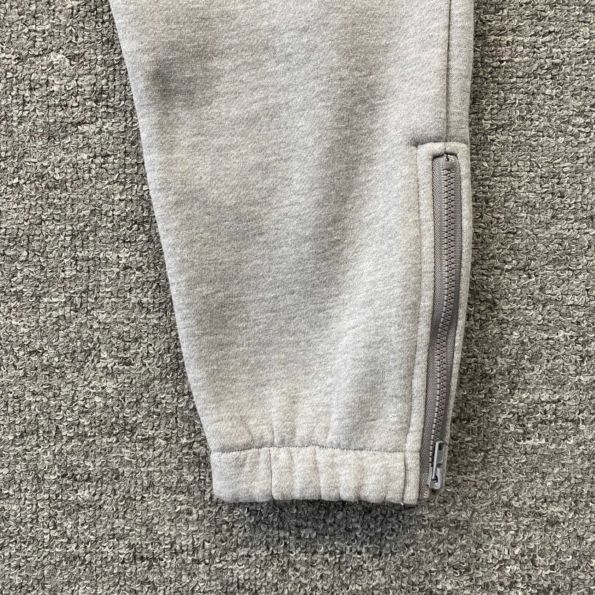 trapstar-chenille-decoded-tracksuit-grey-red-12-Drip Store Argentina