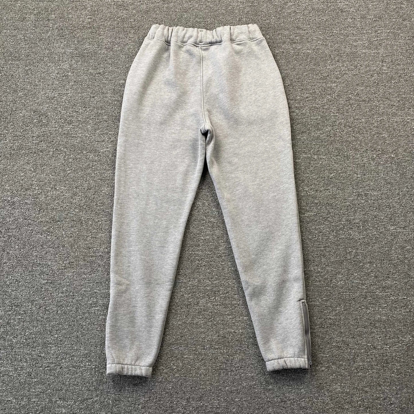 trapstar-chenille-decoded-tracksuit-grey-red-15-Drip Store Argentina