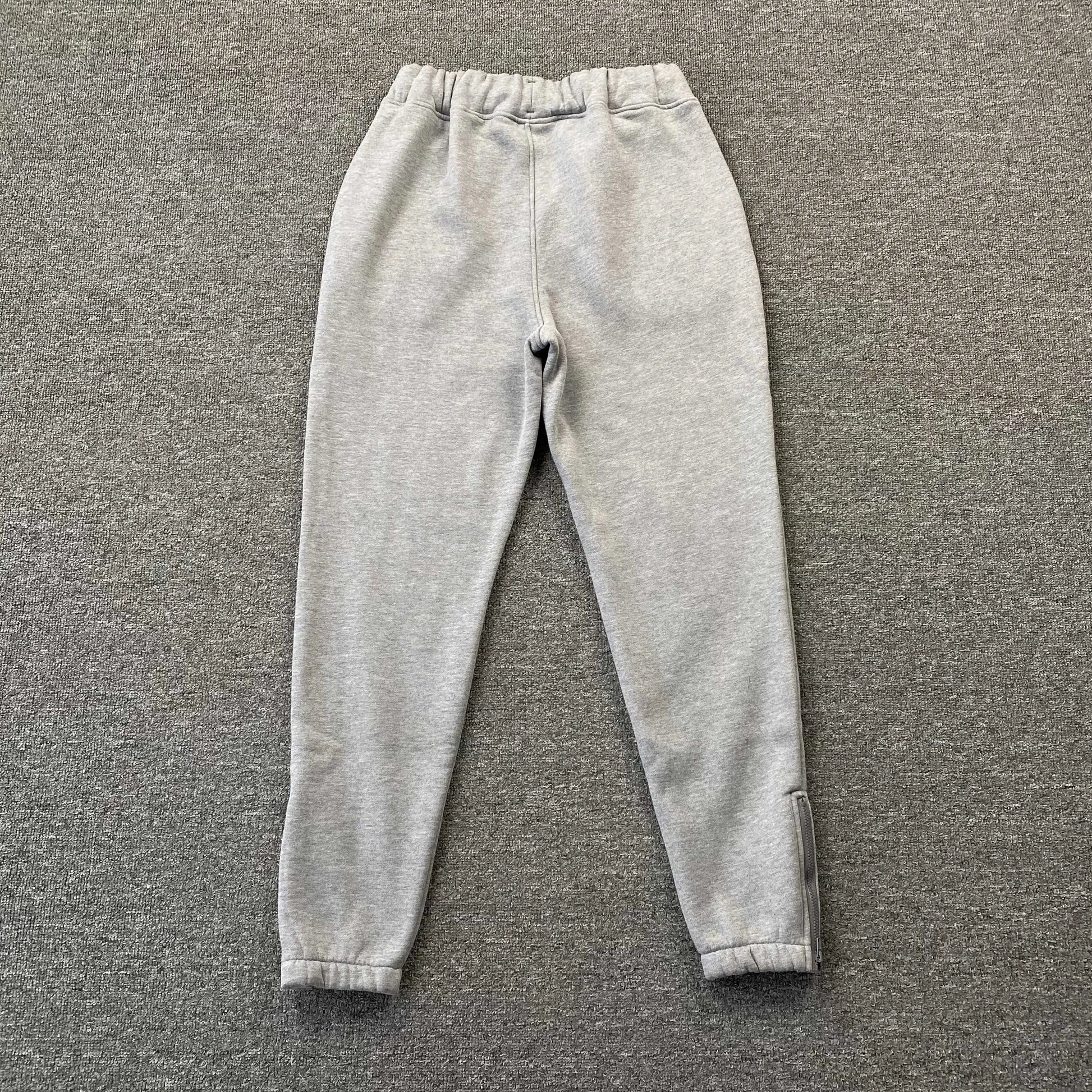 trapstar-chenille-decoded-tracksuit-grey-red-15-Drip Store Argentina