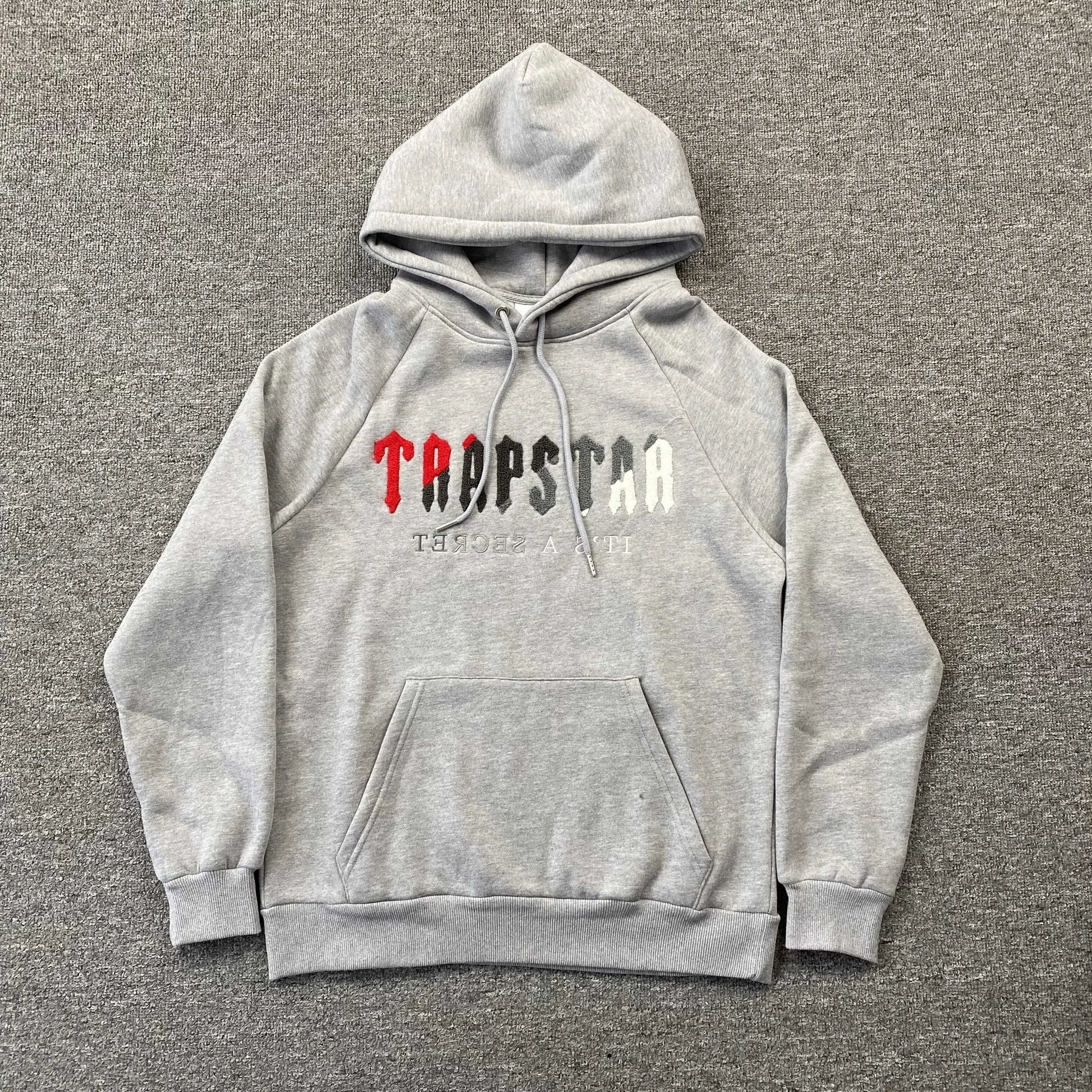 trapstar-chenille-decoded-tracksuit-grey-red-3-Drip Store Argentina