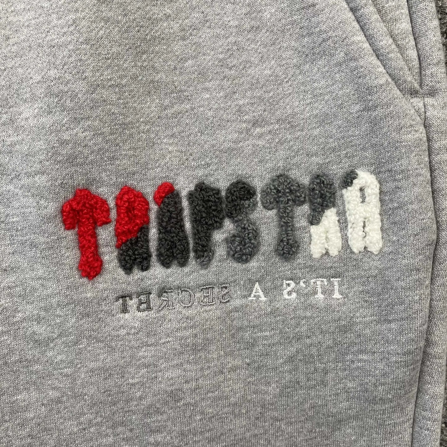 trapstar-chenille-decoded-tracksuit-grey-red-5-Drip Store Argentina