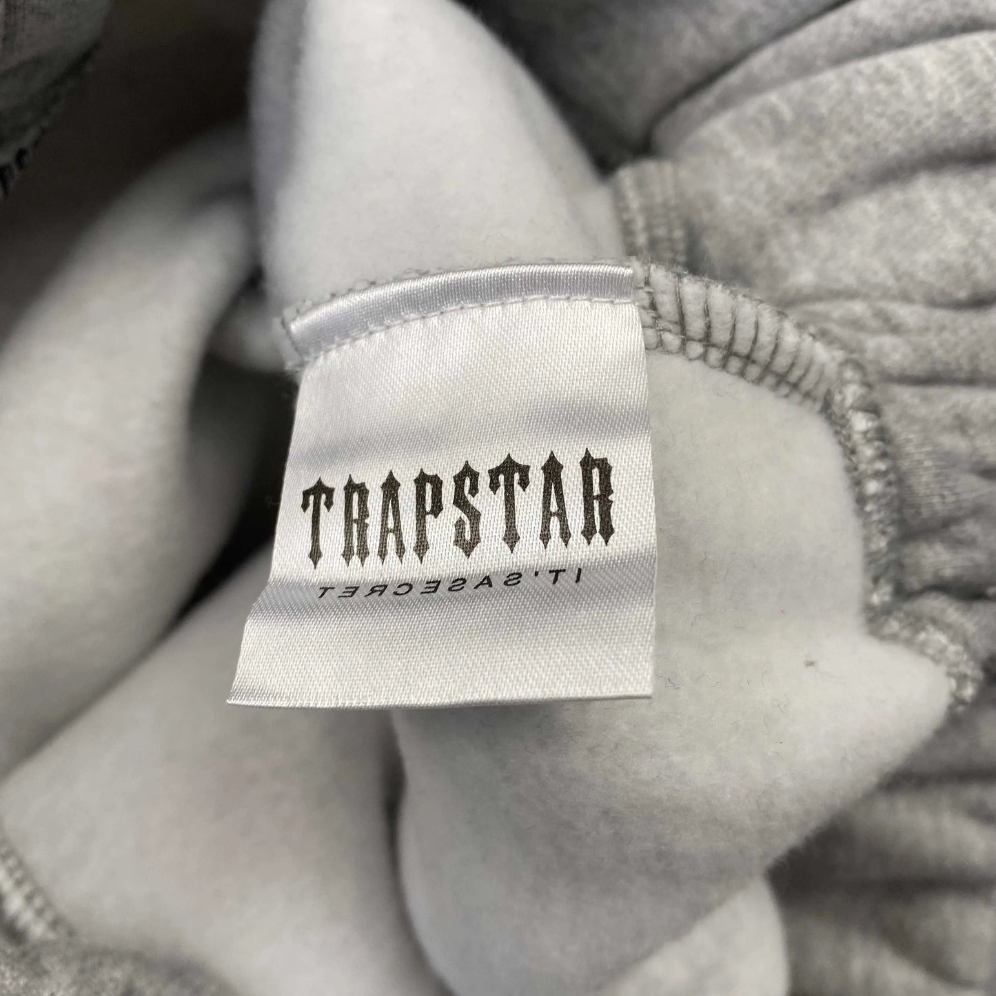 trapstar-chenille-decoded-tracksuit-grey-red-8-Drip Store Argentina