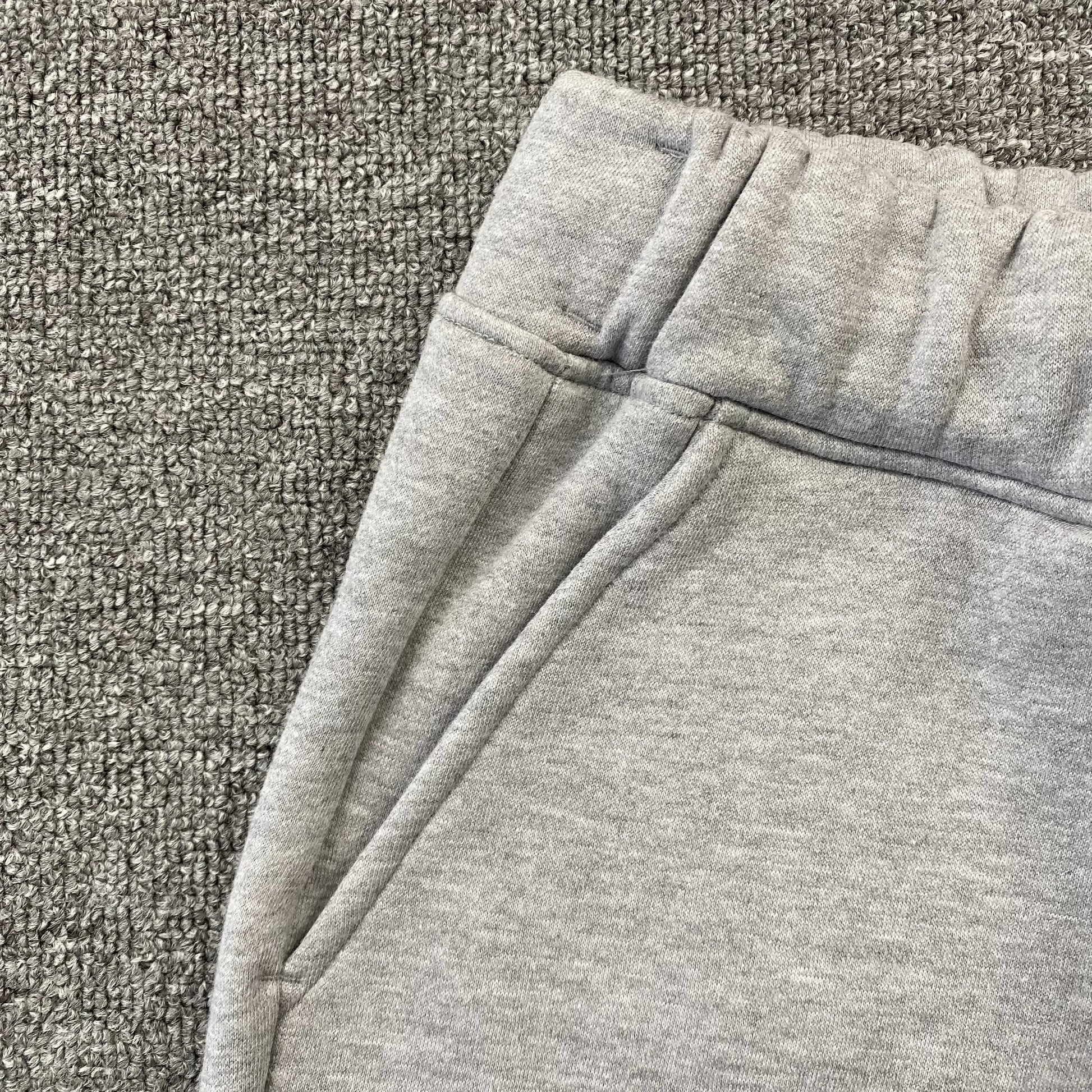 trapstar-chenille-decoded-tracksuit-grey-red-9-Drip Store Argentina