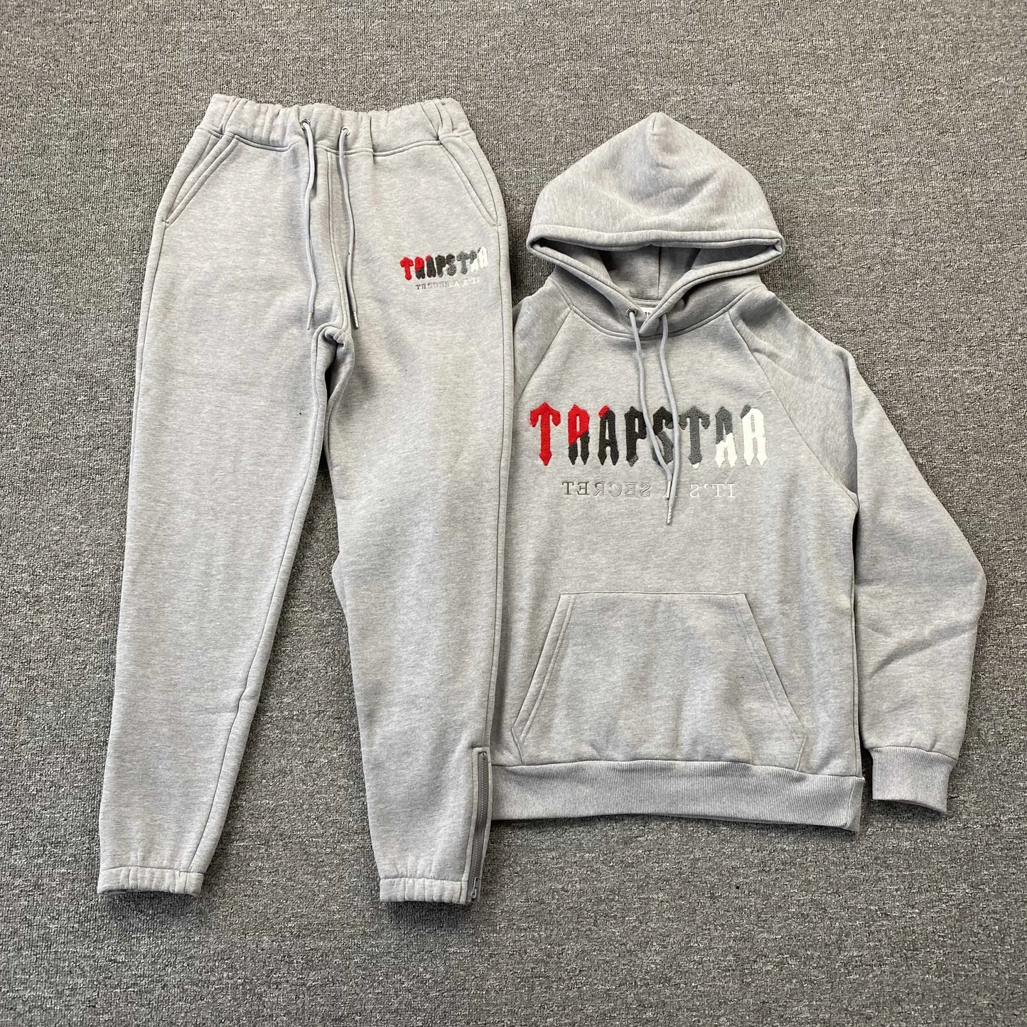 trapstar-chenille-decoded-tracksuit-grey-red-Drip Store Argentina