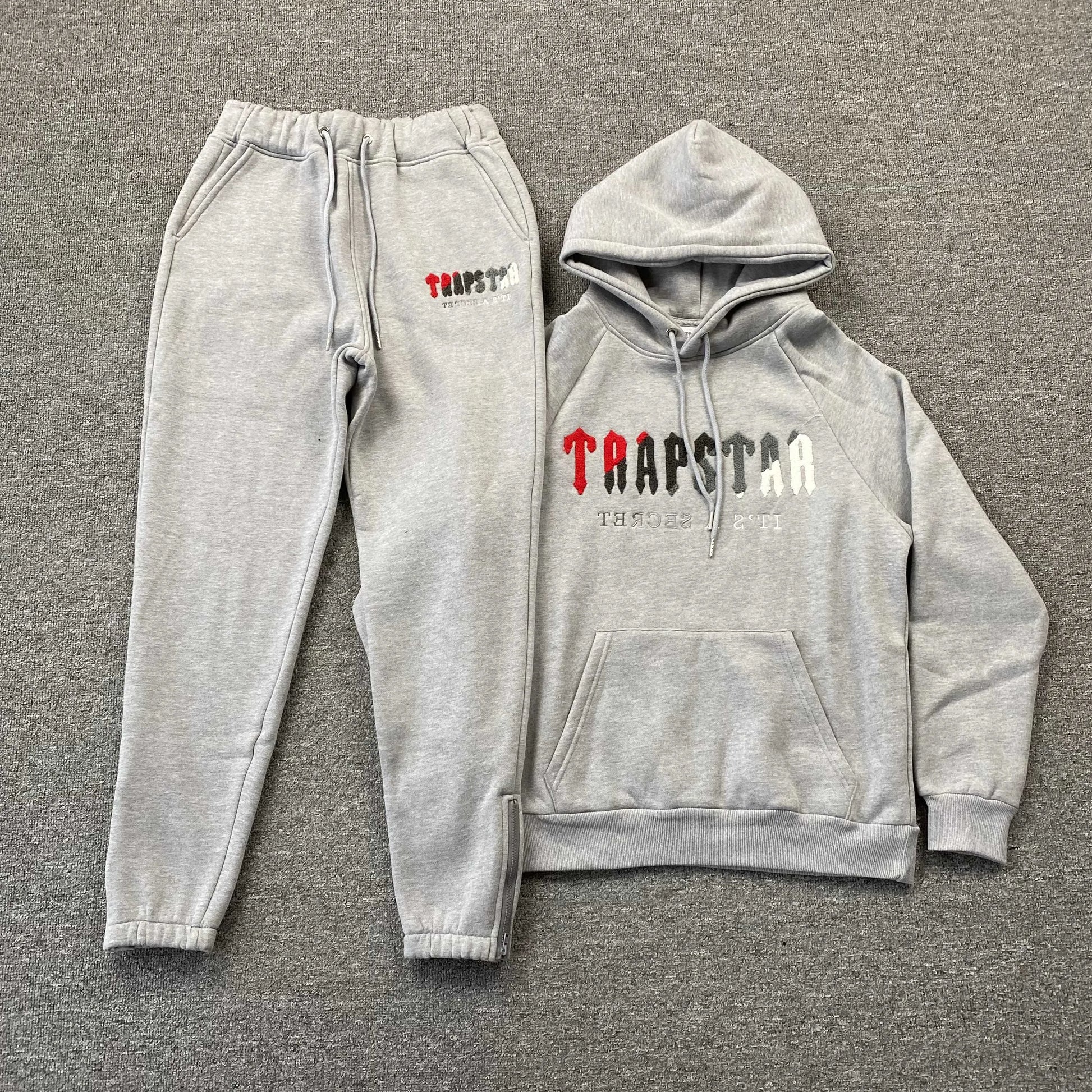 trapstar-chenille-decoded-tracksuit-grey-red-Drip Store Argentina