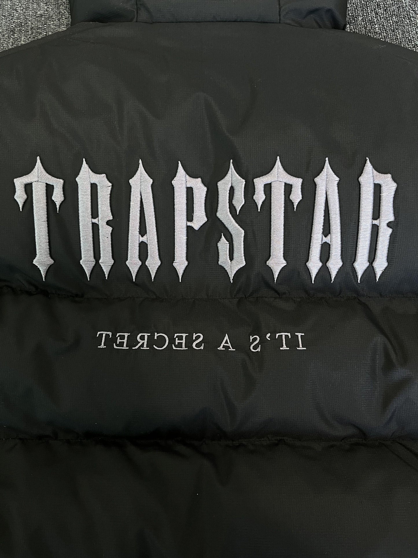 Campera Trapstar Decoded Hooded 2.0 Puffer Negra
