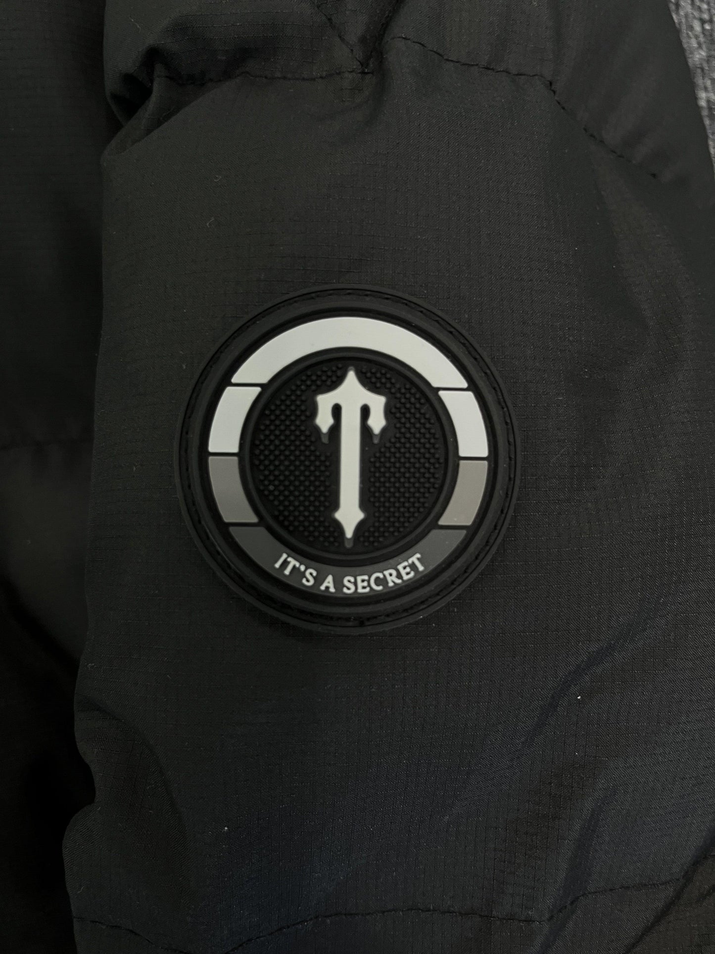 Campera Trapstar Decoded Hooded 2.0 Puffer Negra