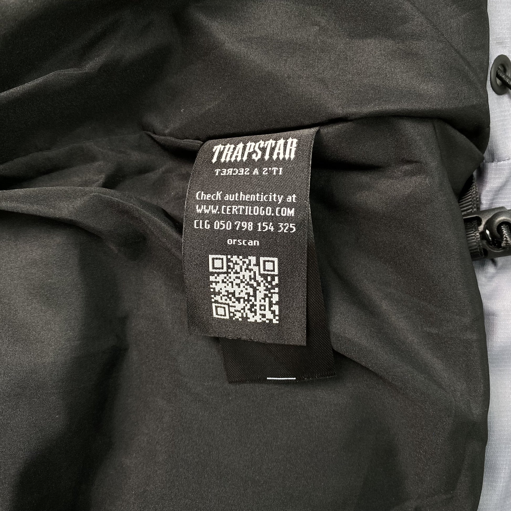 trapstar-decoded-hooded-2_0-puffer-jacket-black-gradient-10-Drip Store Argentina