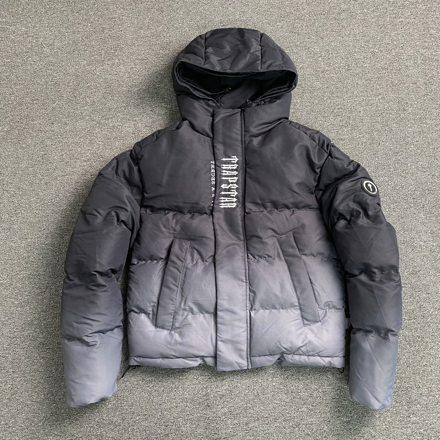 trapstar-decoded-hooded-2_0-puffer-jacket-black-gradient-2-Drip Store Argentina