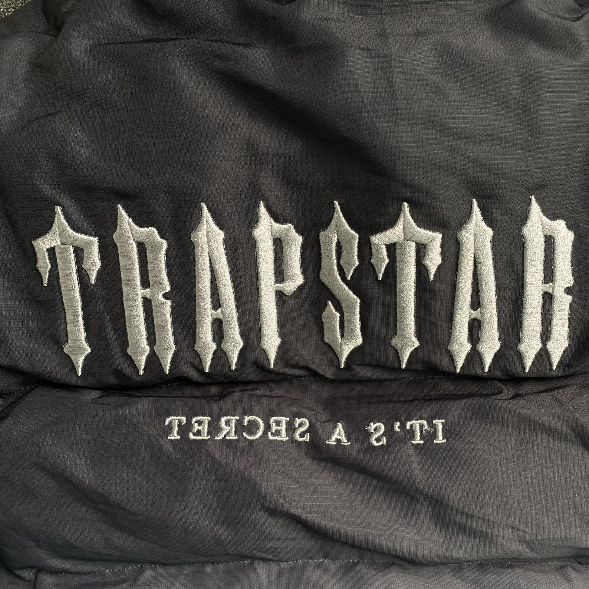 trapstar-decoded-hooded-2_0-puffer-jacket-black-gradient-3-Drip Store Argentina