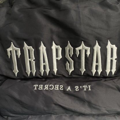 trapstar-decoded-hooded-2_0-puffer-jacket-black-gradient-3-Drip Store Argentina