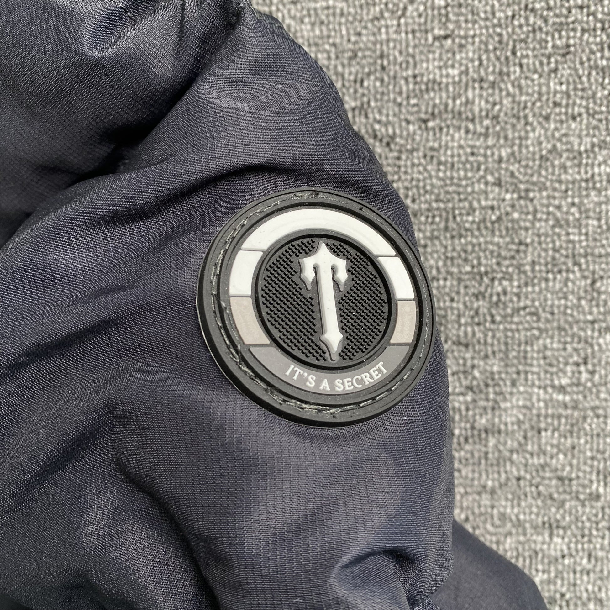 trapstar-decoded-hooded-2_0-puffer-jacket-black-gradient-5-Drip Store Argentina