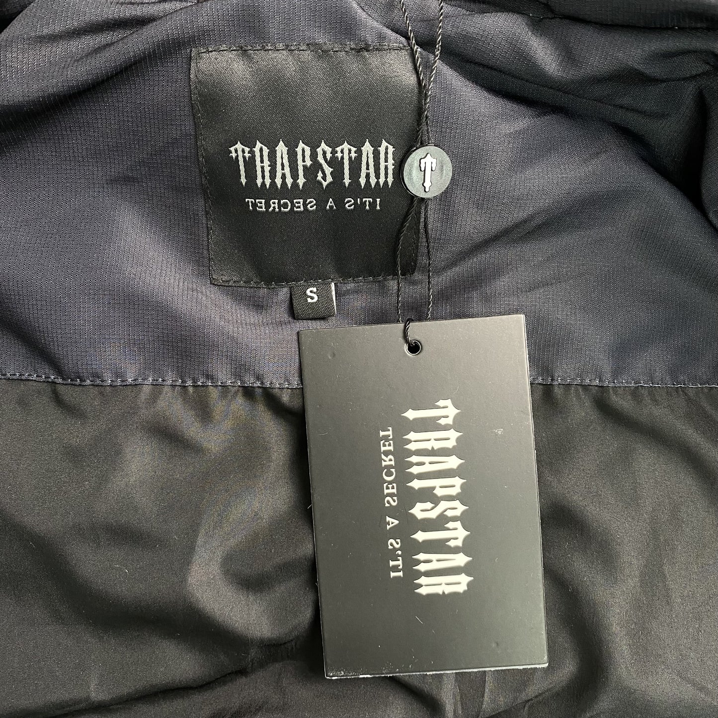 trapstar-decoded-hooded-2_0-puffer-jacket-black-gradient-6-Drip Store Argentina