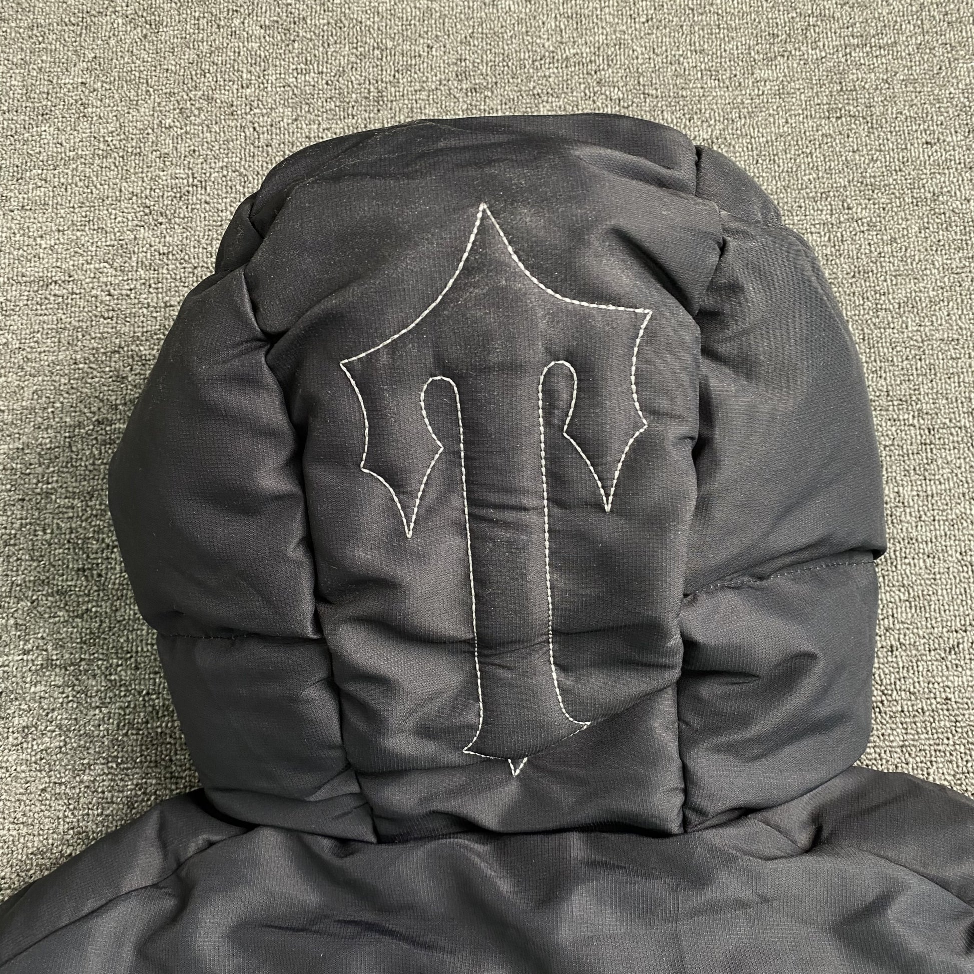 trapstar-decoded-hooded-2_0-puffer-jacket-black-gradient-7-Drip Store Argentina