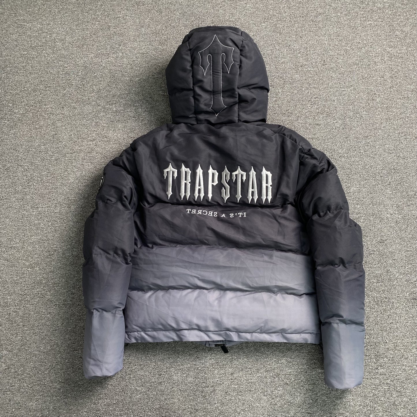 trapstar-decoded-hooded-2_0-puffer-jacket-black-gradient-Drip Store Argentina