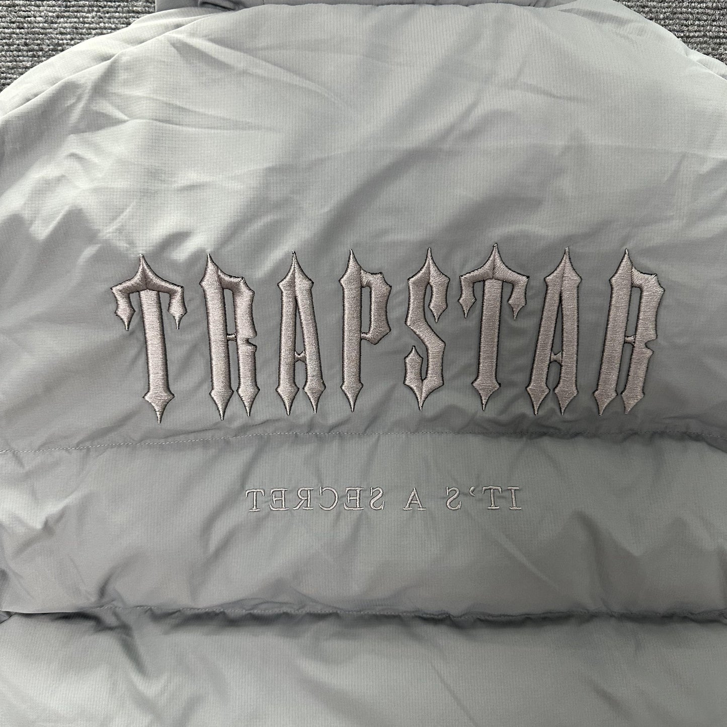 Campera Trapstar Decoded Hooded 2.0 Puffer Gris