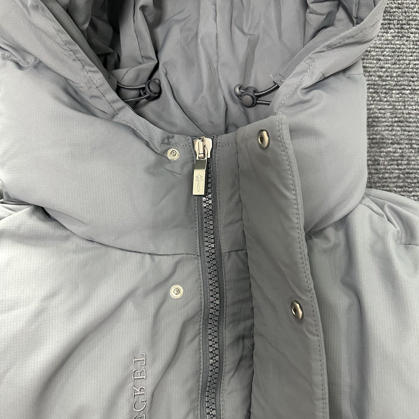 Campera Trapstar Decoded Hooded 2.0 Puffer Gris