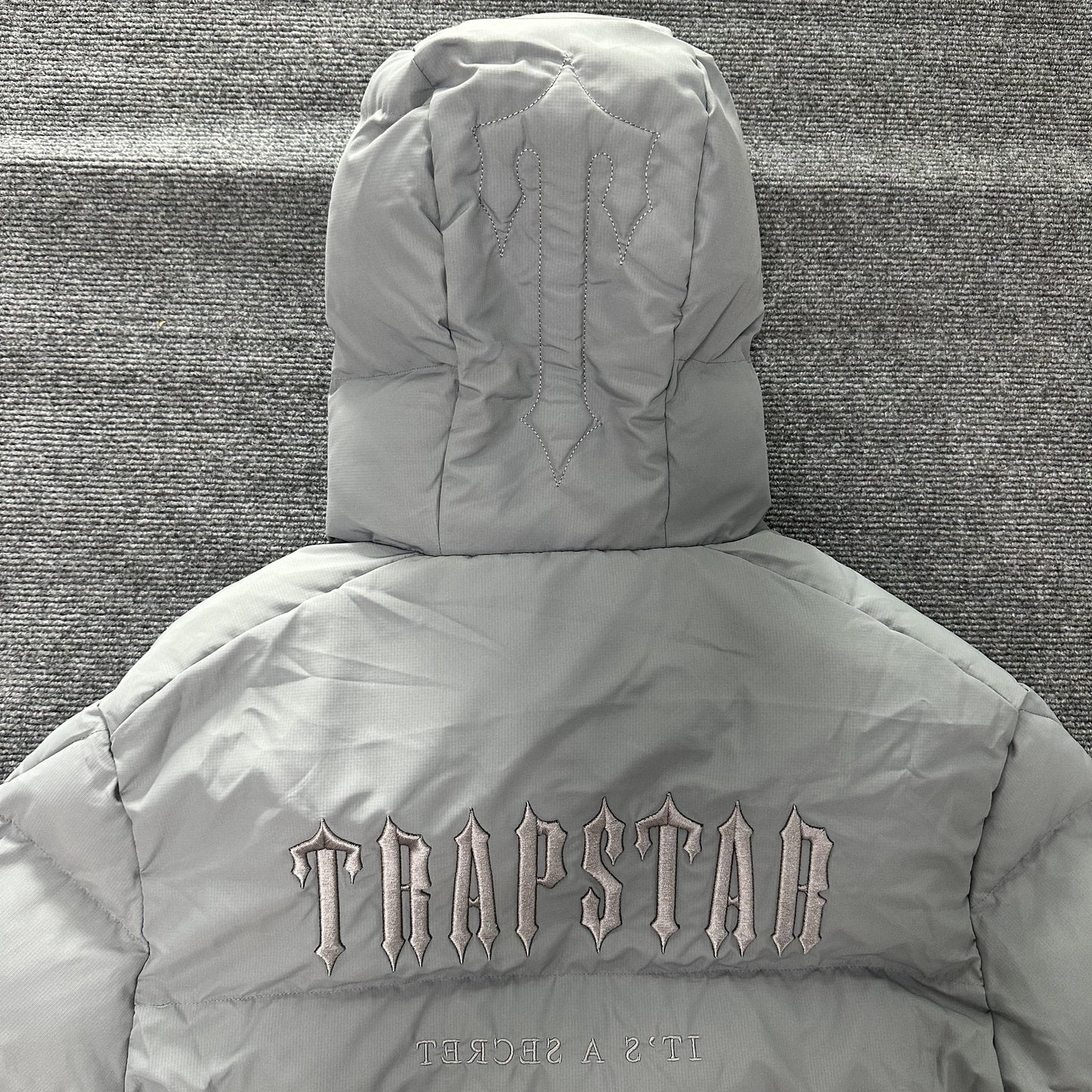 Campera Trapstar Decoded Hooded 2.0 Puffer Gris